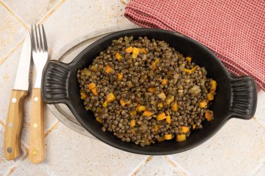 Mercimek tabağı masada.