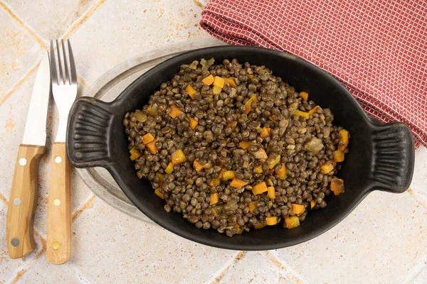 Mercimek tabağı masada.