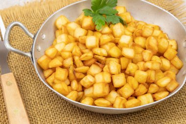 tavada kızarmış patates