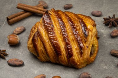 Gri arkaplanda yakın plan çikolatalı ekmek 