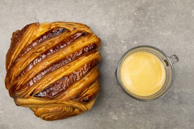 Çikolatalı ekmek ve cam bardakta kahve.