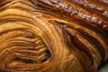 Gri arkaplanda yakın plan çikolatalı ekmek 