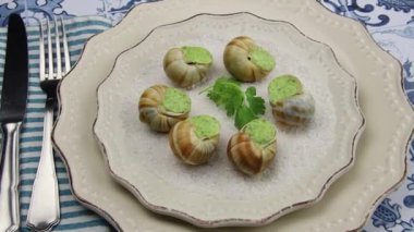 Maydanozlu taze salyangoz ve tereyağlı sarımsak.