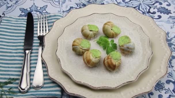 frisch gebackene Schnecken mit Petersilie und Knoblauchbutter auf einem Teller