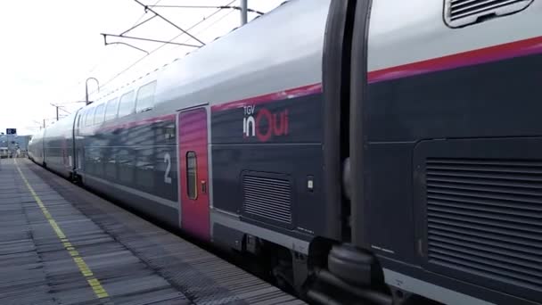 フランスの駅でTgv列車の出発 — ストック動画