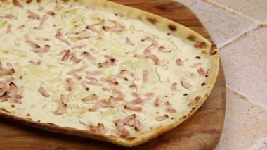 Flammekueche (alevli turta), Alsas spesiyali, beyaz arka planda izole edilmiş.