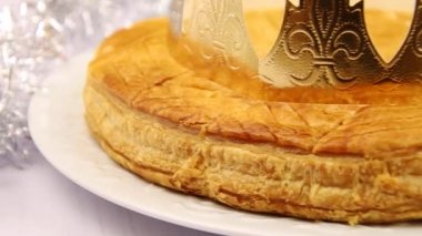 Galette des Rois ve taç bir masada, Kral Epifani kek