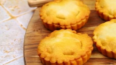 Kesme tahtasına yakın plan fayanslar yerleştirir