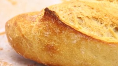 Ekmek ekmeği bir masaya yakın çekim.