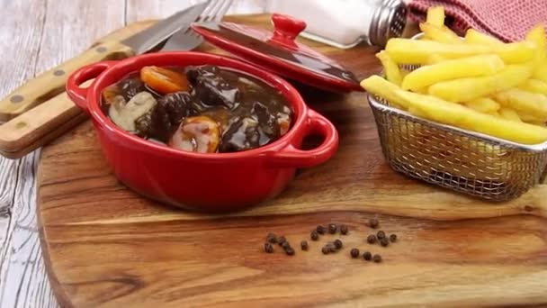 法国菜 牛肉卷 红色砂锅 法式薯条放在桌上 — 图库视频影像