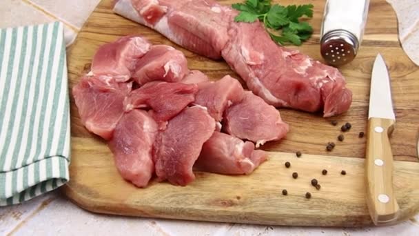 Trozos Cerdo Crudo Una Tabla Cortar — Vídeos de Stock