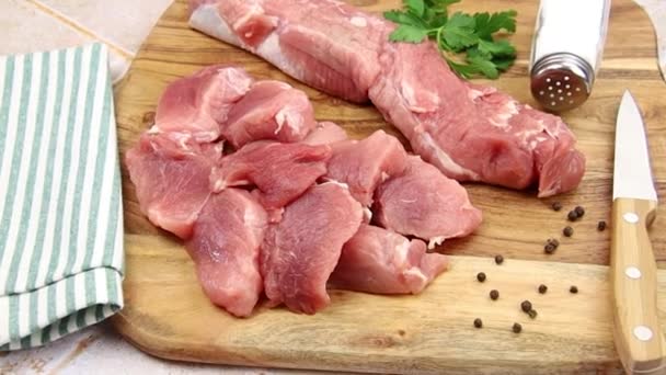 Trozos Cerdo Crudo Una Tabla Cortar — Vídeos de Stock