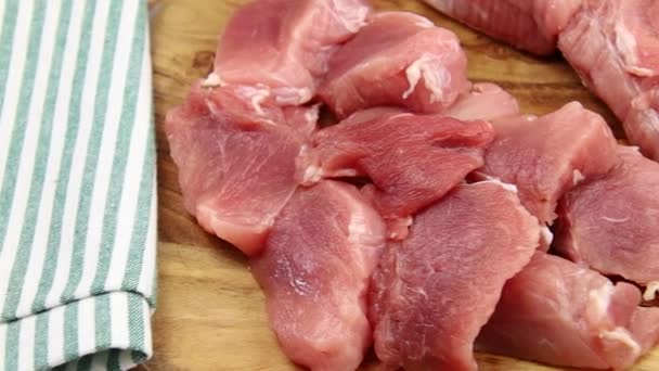 Pedaços Carne Porco Crua Uma Placa Corte — Vídeo de Stock