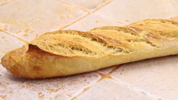 Baguette Pan Primer Plano Sobre Una Mesa — Vídeo de stock