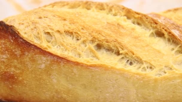 Baguette Pan Primer Plano Sobre Una Mesa — Vídeo de stock