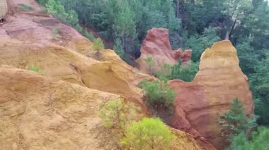 Roussillon 'daki Ocher patikasının manzarası
