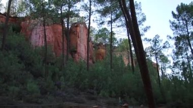 Roussillon 'daki Ocher patikasının manzarası