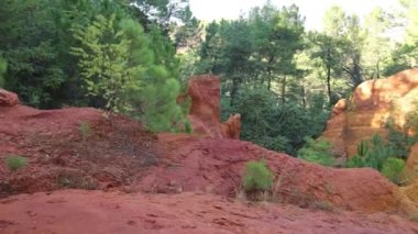 Roussillon 'daki Ocher patikasının manzarası