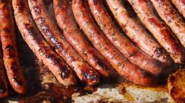 Mangalda sosis ve merguez pişirmek.