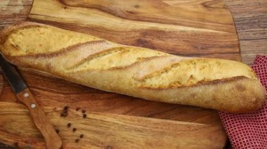 Tahtadaki ekmek ekmeği.