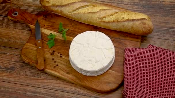 Camembert Avec Couteau Épices Pain Sur Planche Bois — Video