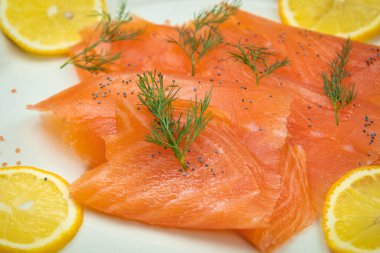 Bir tabakta füme somon ve limon dilimleri