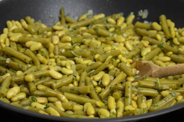 Tavada haşlanmış yeşil fasulye.