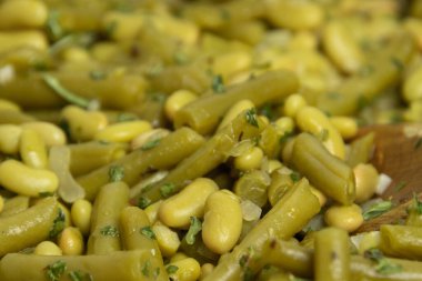 Tavada haşlanmış yeşil fasulye.