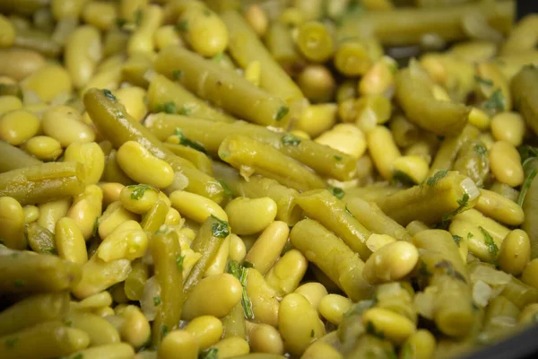 Tavada haşlanmış yeşil fasulye, yemek arkaplanı.
