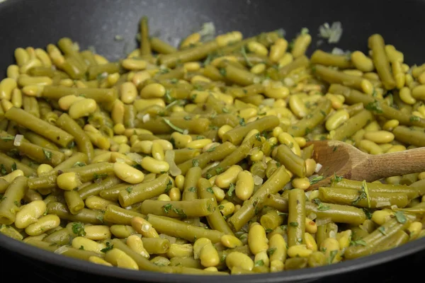 Tavada haşlanmış yeşil fasulye.
