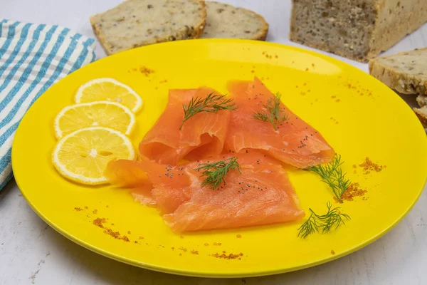 Sarı tabakta füme somon tostu.