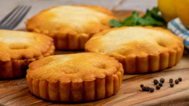 Kesme tahtasındaki Sete fayanslarının yakınlaştırılması