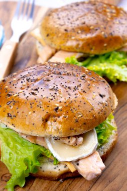 Somon ve keçi peynirli burger.