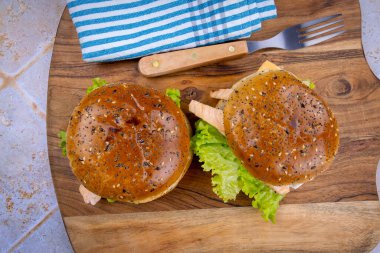 Somon ve keçi peynirli burger.