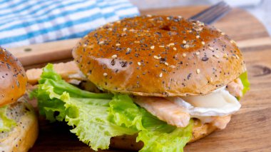 Somon ve keçi peynirli burger.