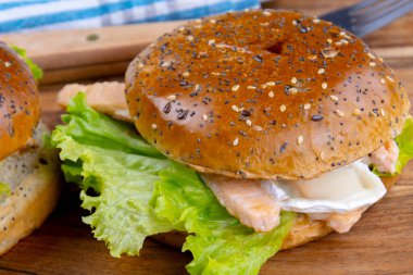 Somon ve keçi peynirli burger.