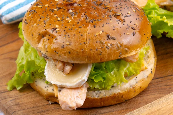 Somon ve keçi peynirli burger.