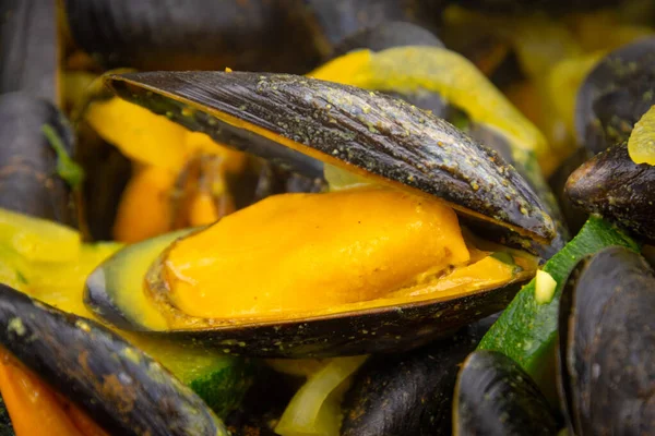 Heerlijke Gekookte Mosselen Met Courgette Wit Bord — Stockfoto