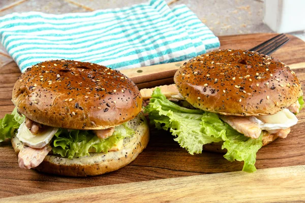 Somon ve keçi peynirli burger.