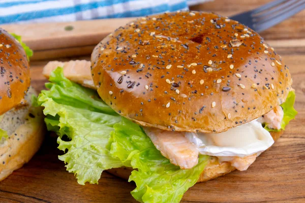 Somon ve keçi peynirli burger.