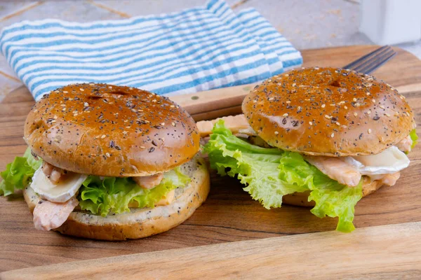 Somon ve keçi peynirli burger.