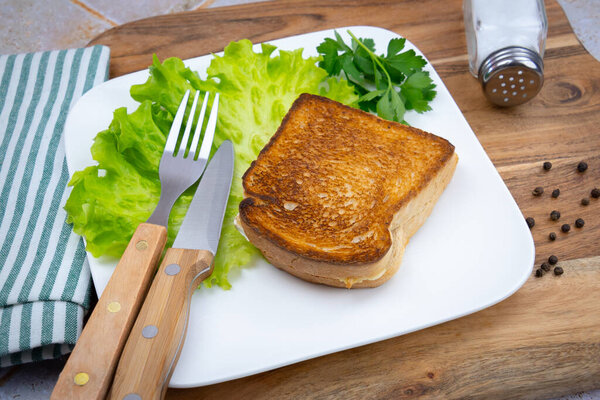 Французский горячий сэндвич "croque-monsieur" из хлеба, сыра и ветчины