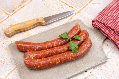 Kesme tahtasındaki birkaç çiğ merguez.