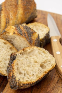 Masada dilimlenmiş ekmek dilimleri.