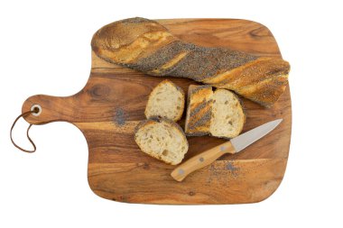 Beyaz arka planda izole edilmiş tahta üzerinde dilimlenmiş ekmek.