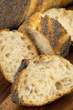 Tahtada taze dilimlenmiş çavdar ekmeği