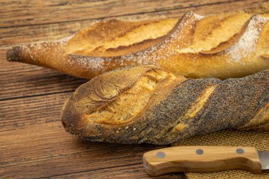 Taze ekmek ve un ahşap bir masa üzerinde