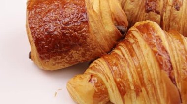 Masadaki çikolatalı kruvasan ve ağrılar.