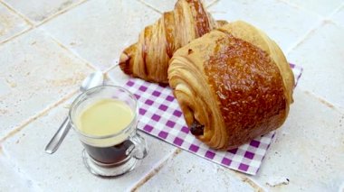 Masadaki çikolatalı kruvasan ve ağrılar.