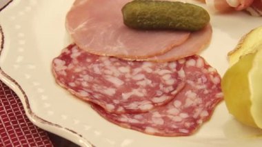 Patatesle eritilmiş raket peyniri ve bir tabakta soğuk et.